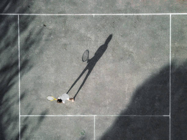 Comment préparer le terrain avant une construction court de tennis à Mougins pour éviter les problèmes de stabilité ?