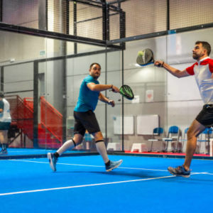 Un constructeur court de pickleball peut-il prendre en charge les formalités administratives avant les travaux ?