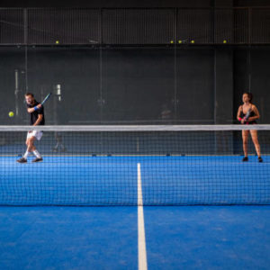 Un constructeur court de tennis peut-il aider à obtenir les autorisations nécessaires ?