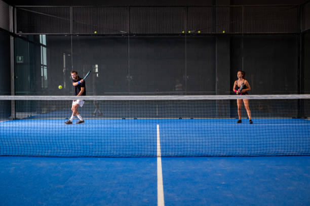 Un constructeur court de tennis peut-il aider à obtenir les autorisations nécessaires ?